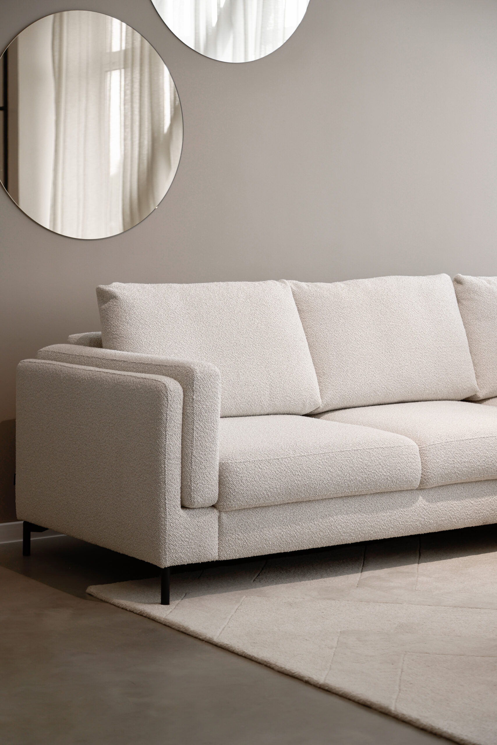 Sofa Hazel to mistrzyni wielozadaniowości. W dzień zachwyca miękkością pierza i nowoczesną linią, w nocy zamienia się w komfortowe łóżko z systemem sprężyn kieszeniowych. Wszystko, czego potrzebujesz, ukryte w jednym meblu.