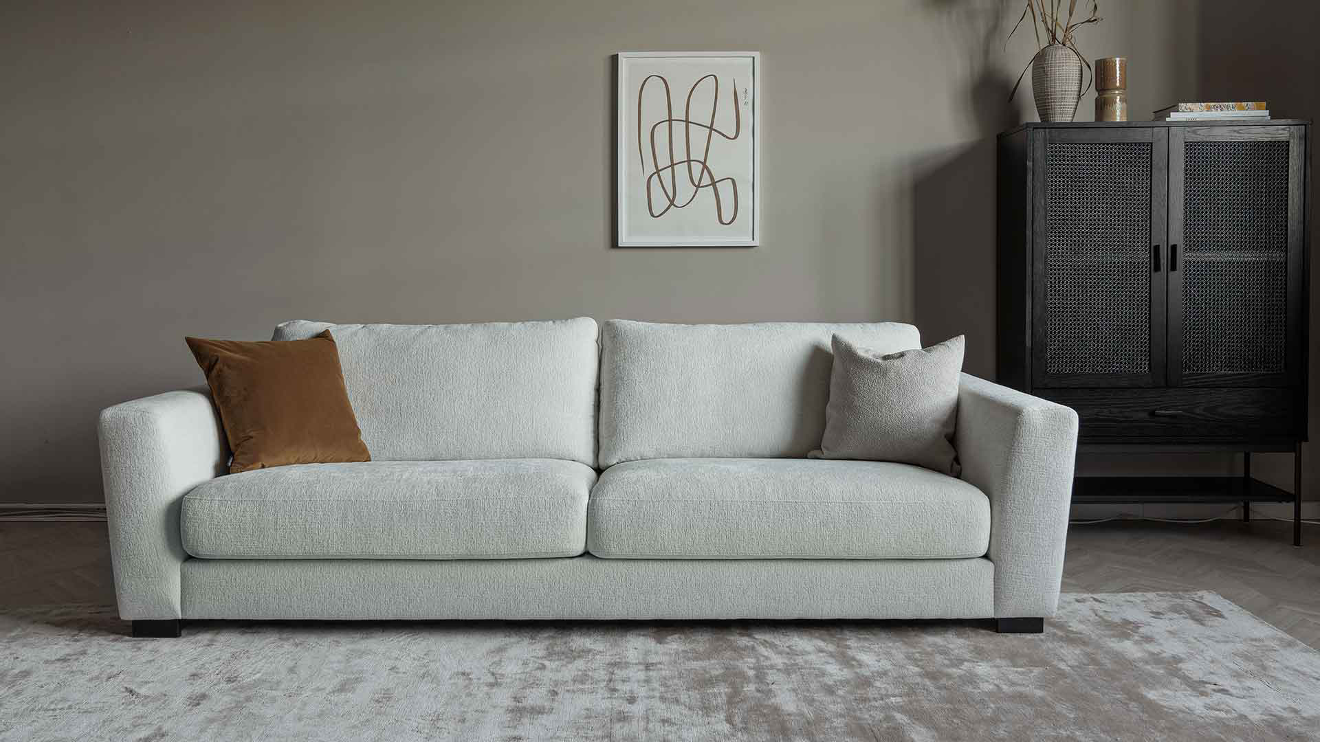 Sofa Larvik od Vilmers – mistrzowskie połączenie prostych form z miękkimi, zaokrąglonymi krawędziami. Skonfiguruj swój układ modułowy i wybierz tkaninę w Domokoncept