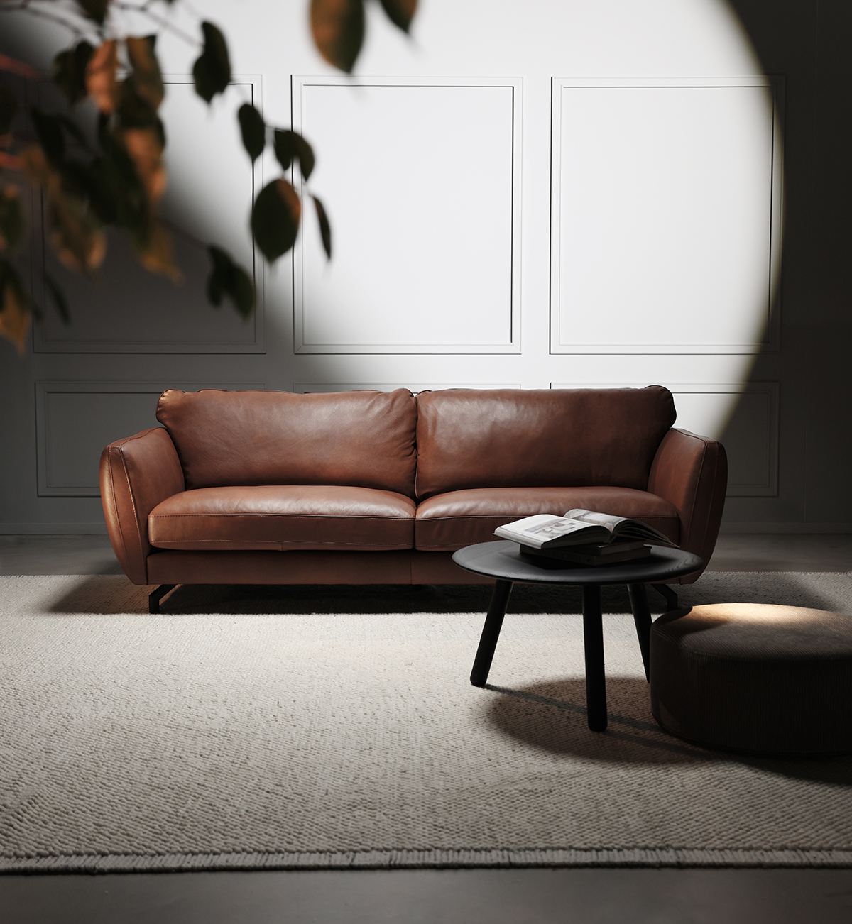 Brera – tam, gdzie minimalizm spotyka się z miękkością pierza. Wybierz wersję w szlachetnej skórze lub postaw na swobodny styl tkaniny. Dzięki modułom o różnych szerokościach (od 60 do 195 cm), Brera dopasuje się do każdego metrażu.