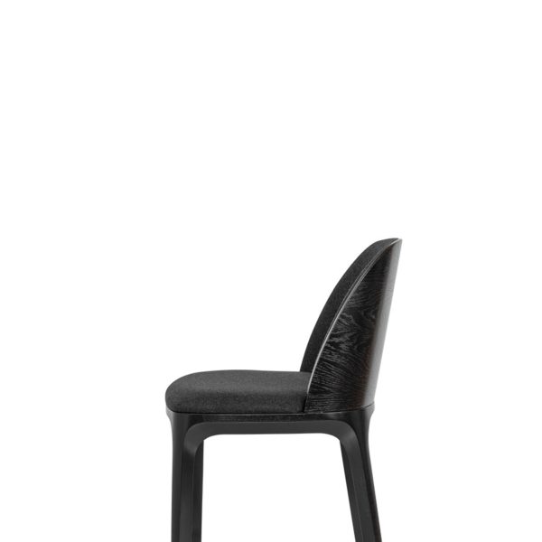 Czarne krzesło z tapicerowanym siedziskiem FAMEG A-1801 ARCH